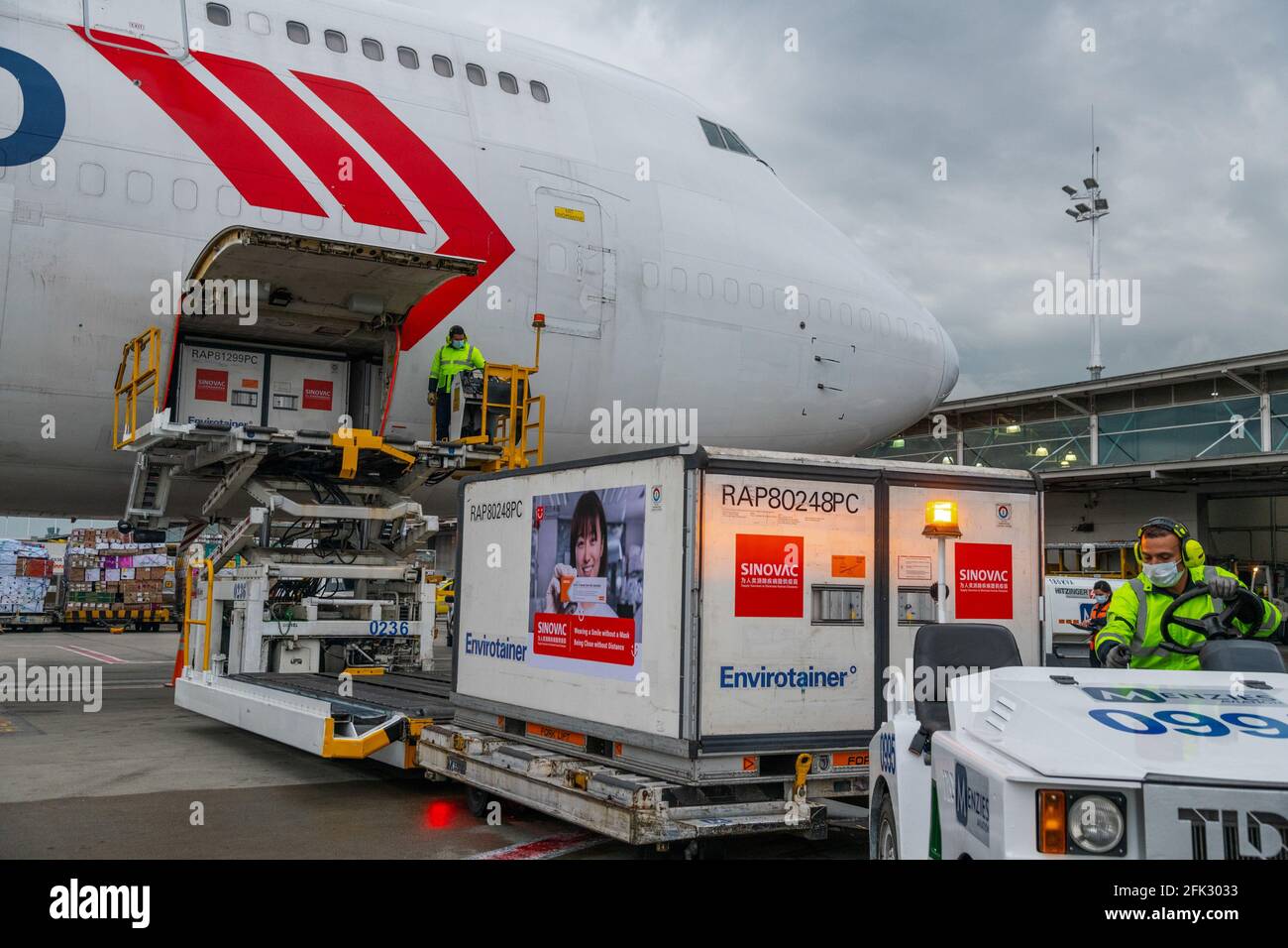 (210428) -- BOGOTA, 28 aprile 2021 (Xinhua) -- UNA nuova partita di vaccini COVID-19 sviluppati dalla società farmaceutica cinese Sinovac sono scaricati all'aeroporto di El Dorado all'arrivo a Bogotà, Colombia, 27 aprile 2021. (Ufficio Presidenziale Colombiano/Handout via Xinhua) Foto Stock