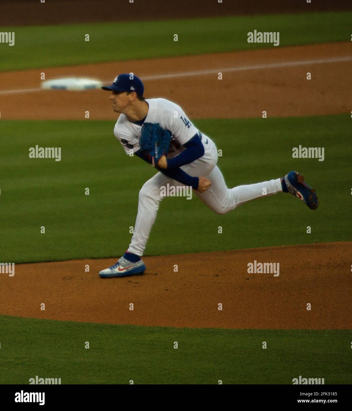 27 aprile 2021: I Los Angeles Dodgers contro i Cincinnati Reds al Dodgers Stadium di Los Angeles, California, martedì 27 aprile 2021. Walker Buehler dei Los Angeles Dodgers piazzola nel 1 ° inning. Credit: Phillip Kim/Prensa Internacional/ZUMA Wire/Alamy Live News Foto Stock