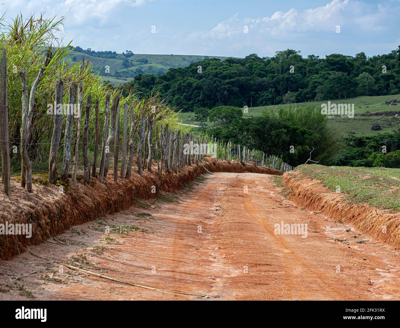 Una strada sterrata che scende. Foto Stock