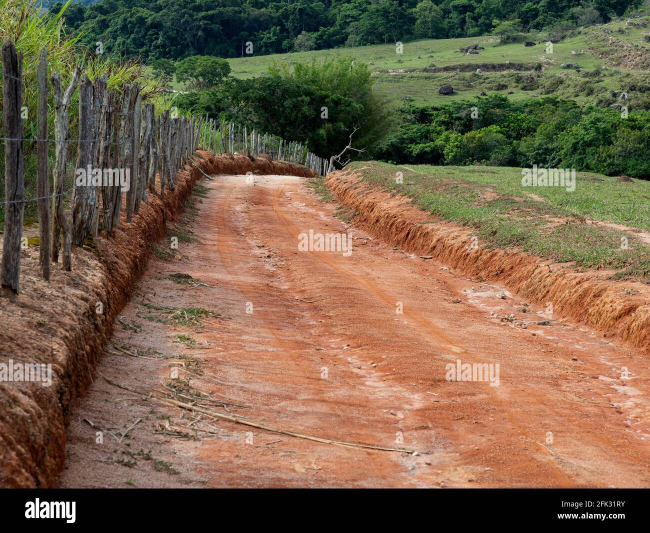 Una strada sterrata che scende. Foto Stock