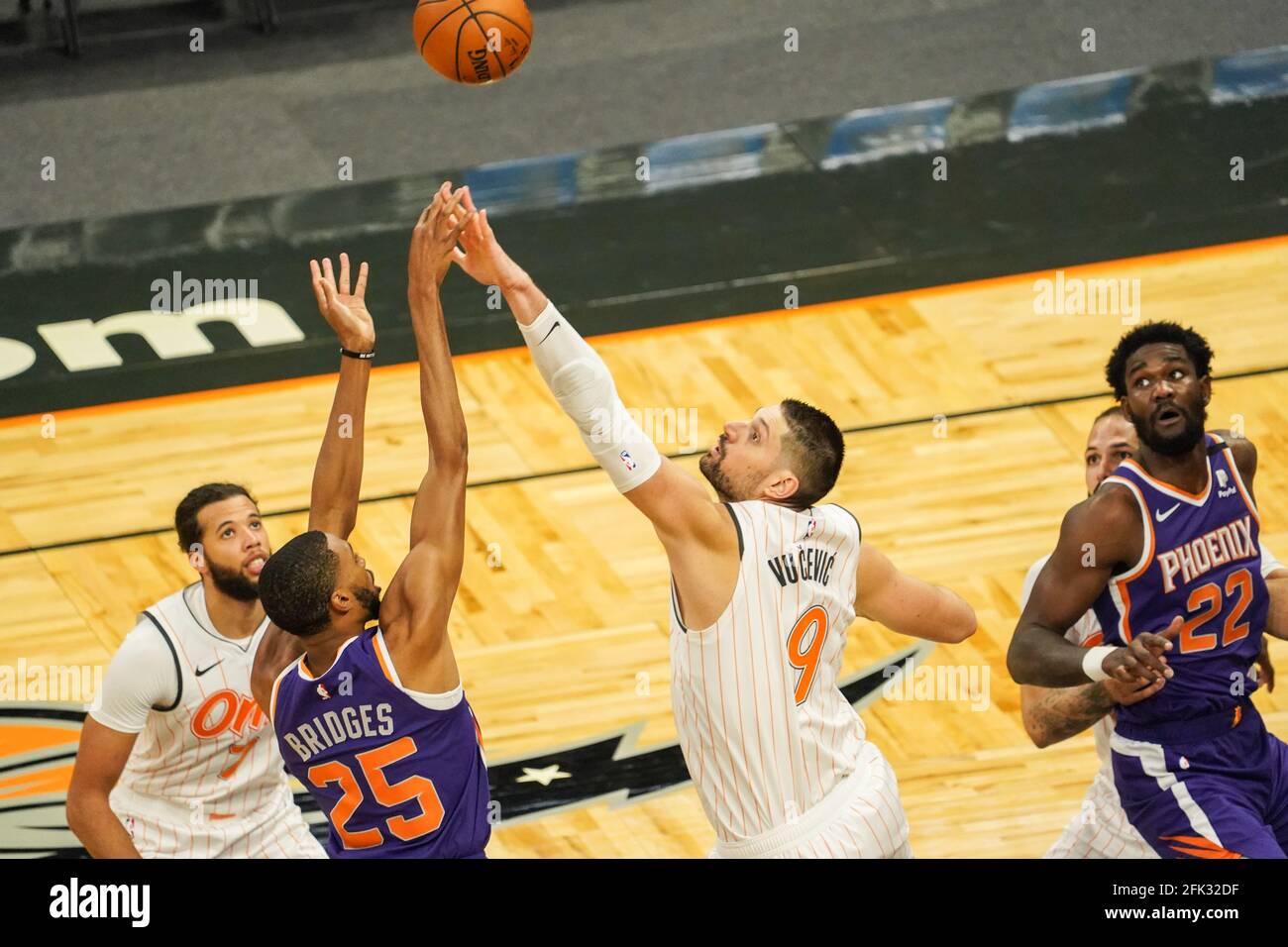 Orlando, Florida, USA, 23 marzo 2021, Phoenix Suns Mikal Bridges n. 25 tenta di fare un cesto contro la magia di Orlando all'Amway Center (Photo Credit: Marty Jean-Louis) Foto Stock