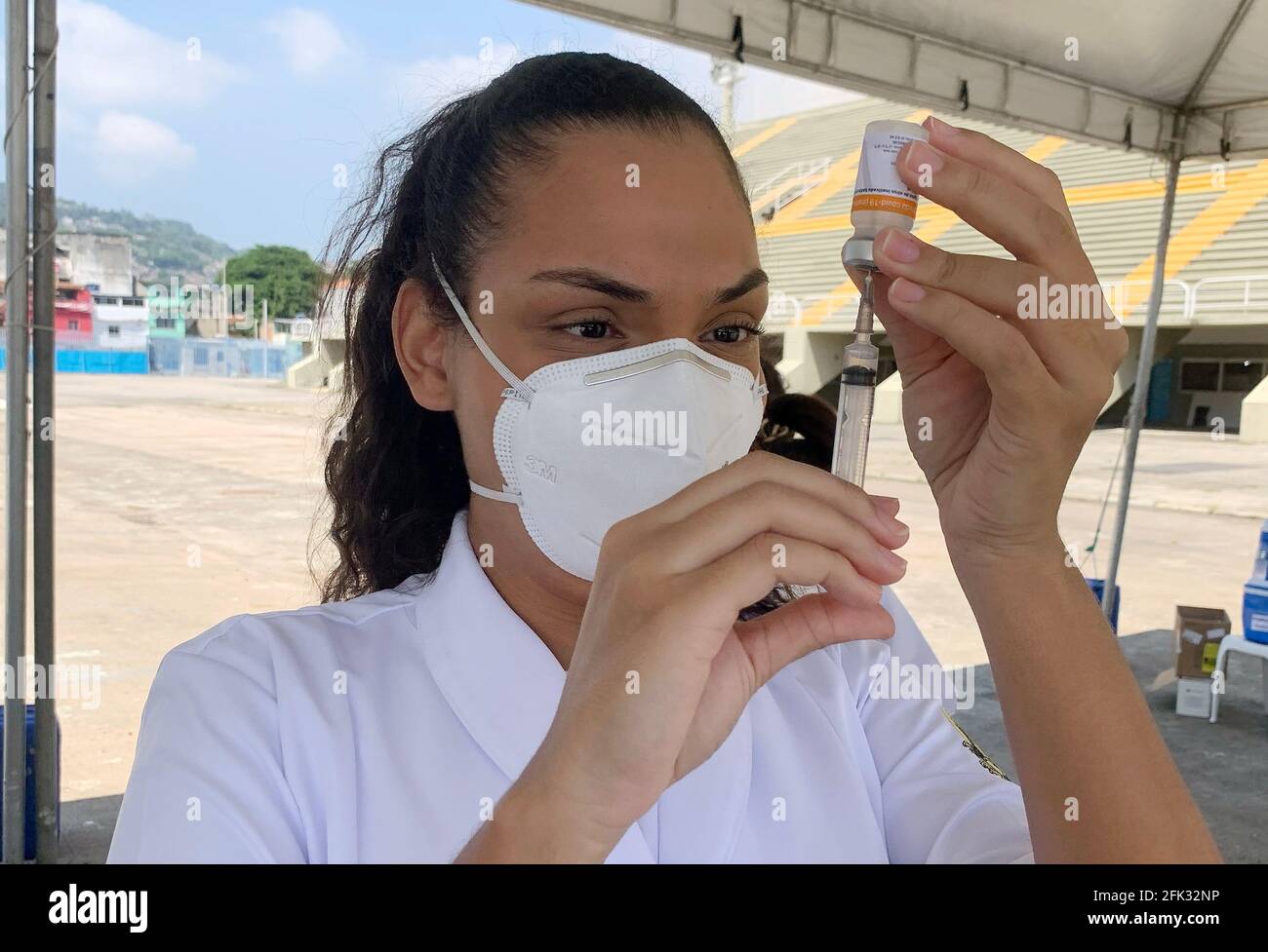 Rio de Janeiro, Brasile, 20 aprile 2021. Vaccino contro il coronavirus cinese del marchio Coronavac, in corso di trattamento applicato nel Sambodromo in Foto Stock