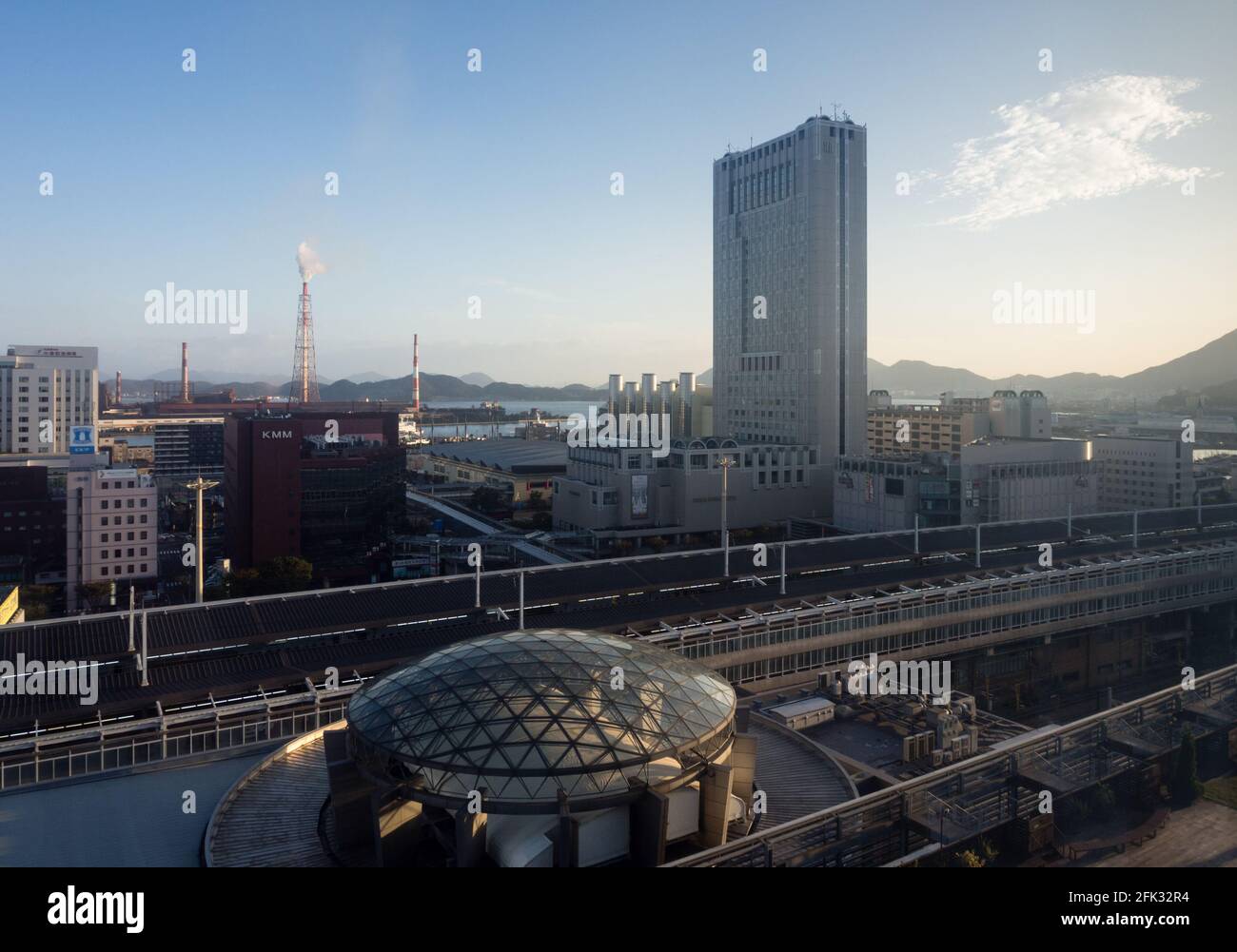 Kitakyushu, Giappone - 28 ottobre 2016: Paesaggio urbano industriale intorno alla stazione ferroviaria giapponese di Kokura Foto Stock