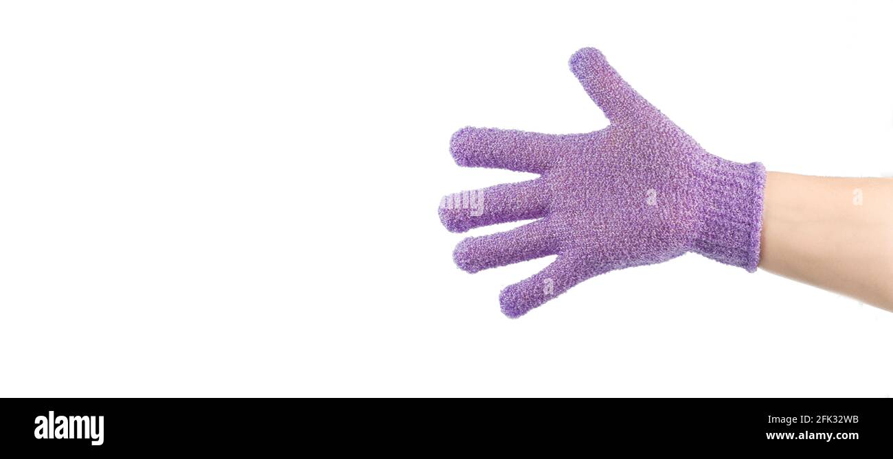 Mano con guanto massaggiante esfoliante per doccia, spazio per testo Foto Stock