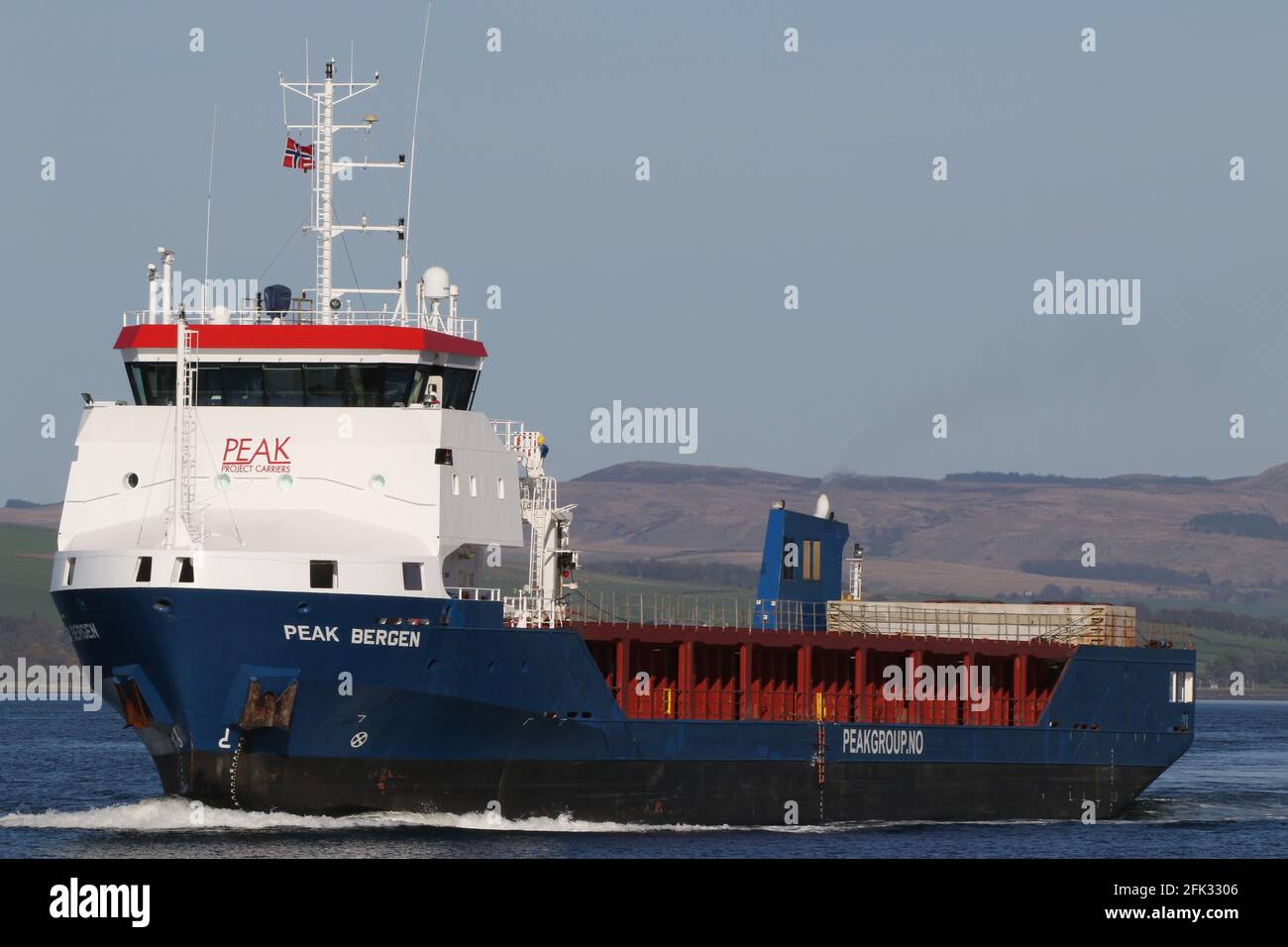 MV Peak Bergen, una nave da carico gestita da Peak Project Carriers (Peak Group), passando dal porto East India di Greenock sul Firth of Clyde. Foto Stock