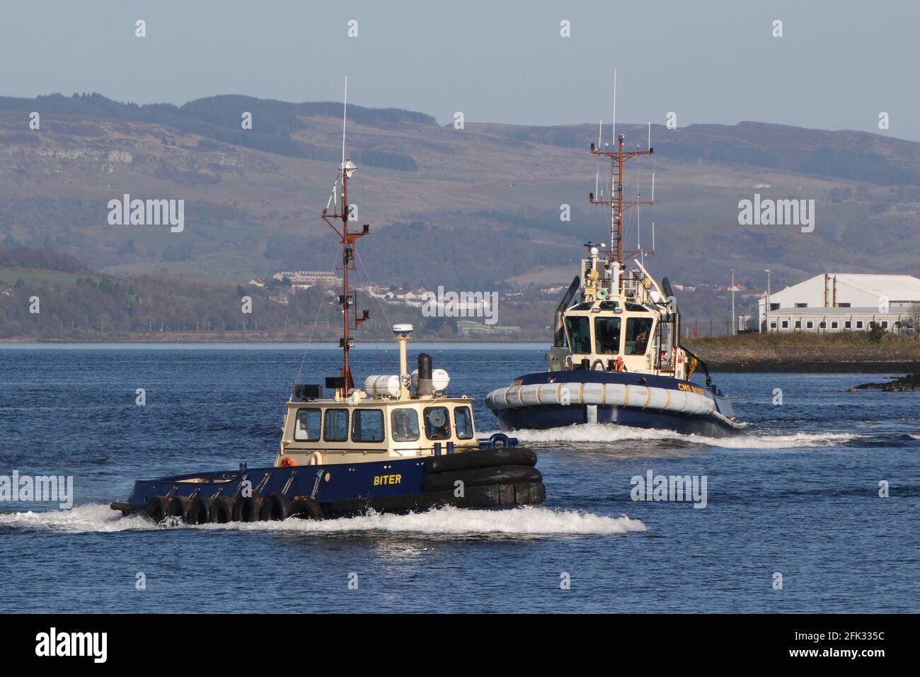 Biter e CMS Boxer, entrambi gestiti da Clyde Marine Services, tornando alla base di Victoria Harbour, dopo aver assistito PS Waverley in Garvel Dock. Foto Stock