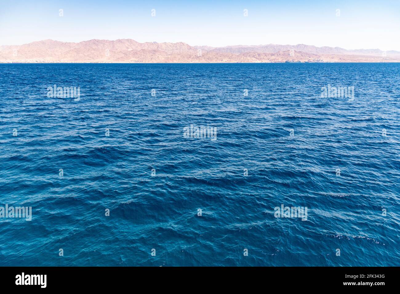 Una vista della barriera corallina sopra l'acqua. Il Mar Rosso. Spiaggia nella città di Eilat, Israele angelo alto, montagne di Aqaba Giordania. Foto di alta qualità Foto Stock