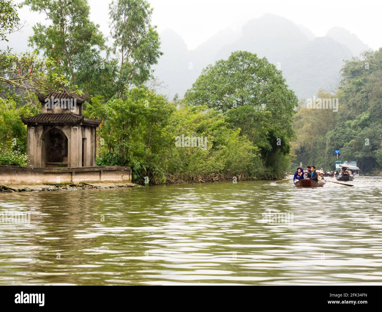 Huong Son, Vietnam - 8 marzo 2016: Barche turistiche sulla strada per la Pagoda profumo, una popolare gita di un giorno da Hanoi Foto Stock