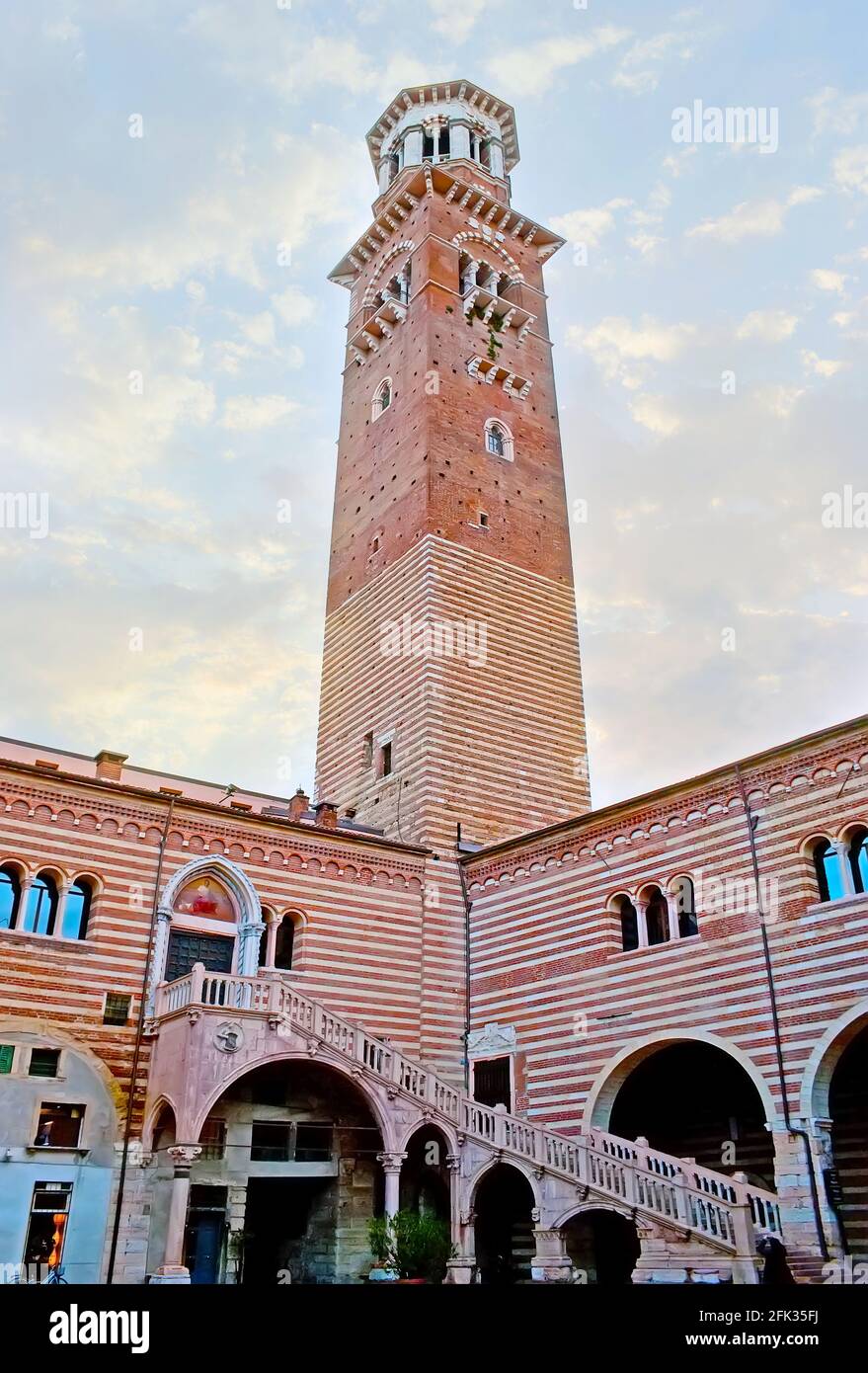 L'alta Torre Lamberti dal cortile di Palazzo della ragione, decorata con motivi di marmo e mattoni, Verona, Italia Foto Stock