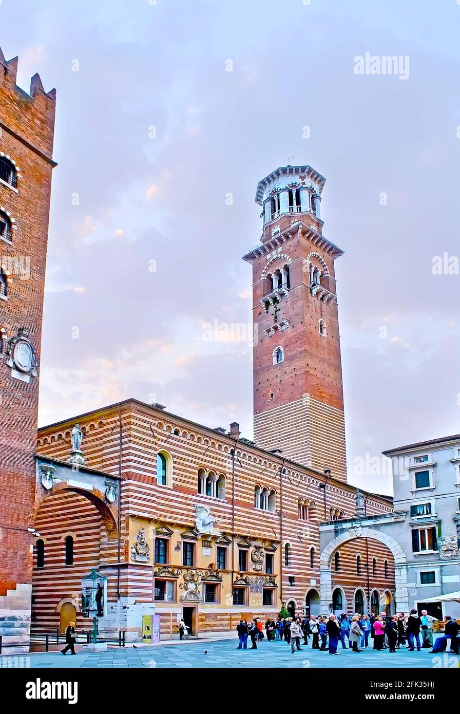 VERONA, ITALIA - 23 APRILE 2012: Edificio storico di Palazzo della ragione, sormontato da alta Torre Lamberti, Piazza dei Signori, su Apri Foto Stock