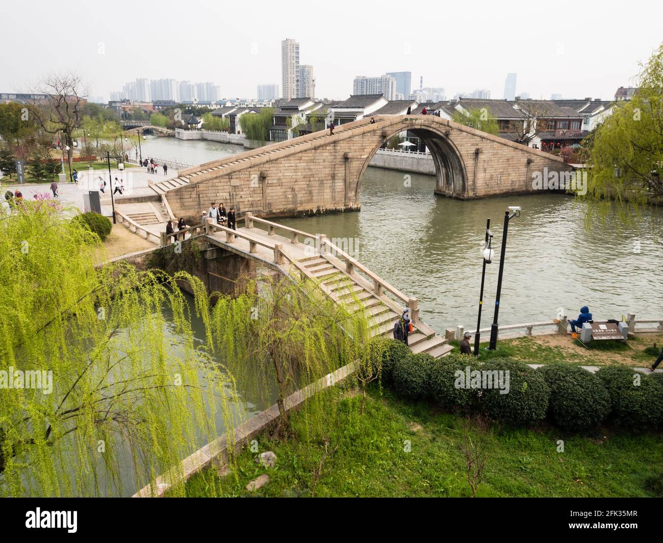 Suzhou, Cina - 21 Marzo 2016: Canali d'acqua nella storica area di Panmen Gate Foto Stock