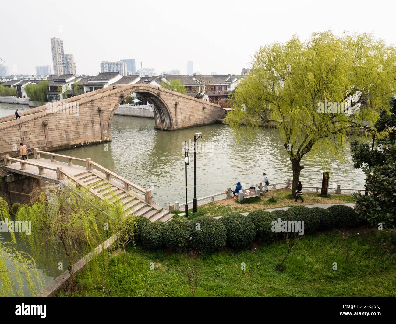 Suzhou, Cina - 21 Marzo 2016: Canali d'acqua nella storica area di Panmen Gate Foto Stock