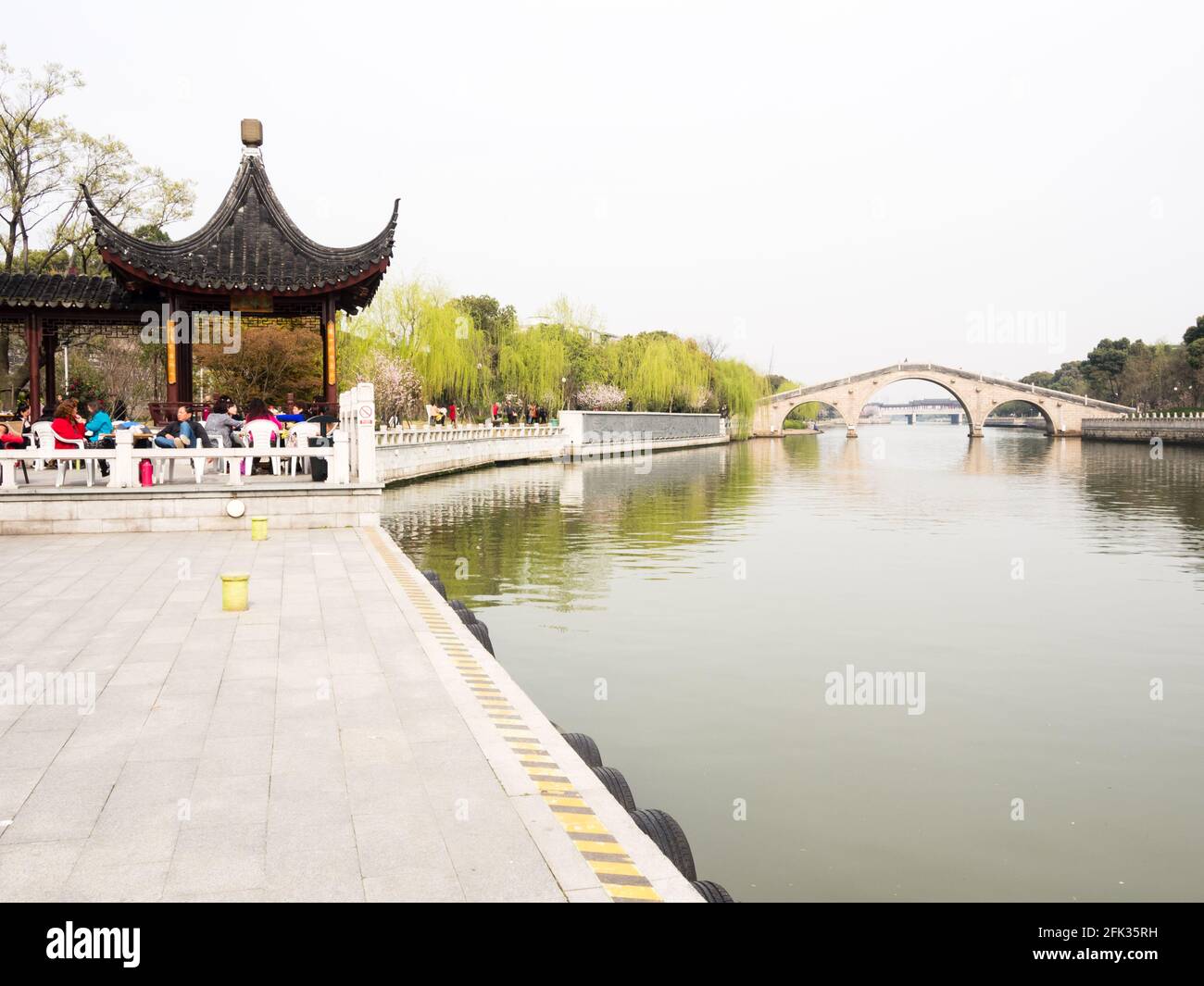 Suzhou, Cina - 21 Marzo 2016: Passeggiata sul lungofiume nella zona di Panmen gate Foto Stock