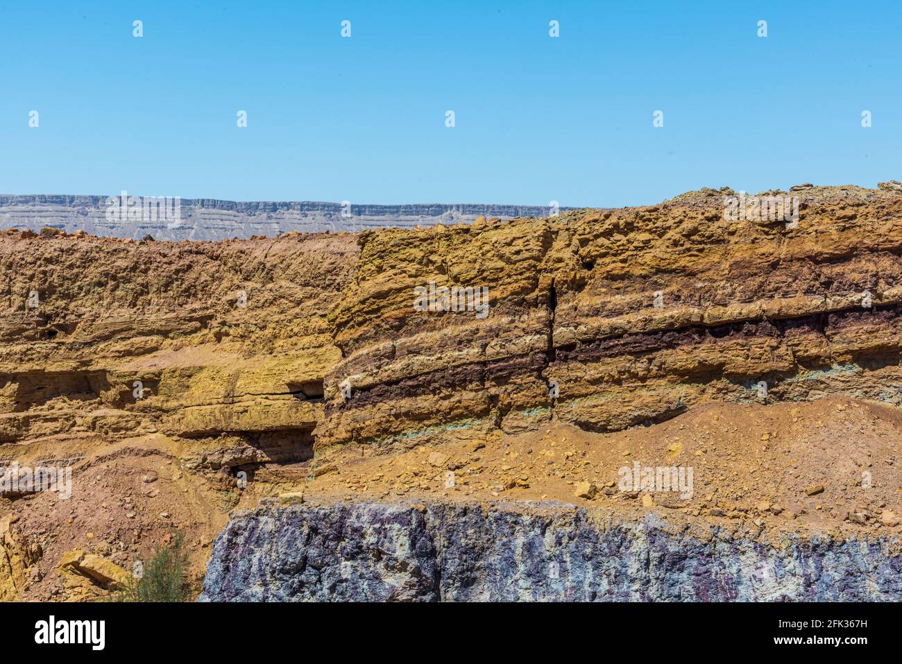 Cratere Ramon colori Harem colori, sezioni geologiche del condensatore della terra e antichi processi geologici. Foto di alta qualità Foto Stock