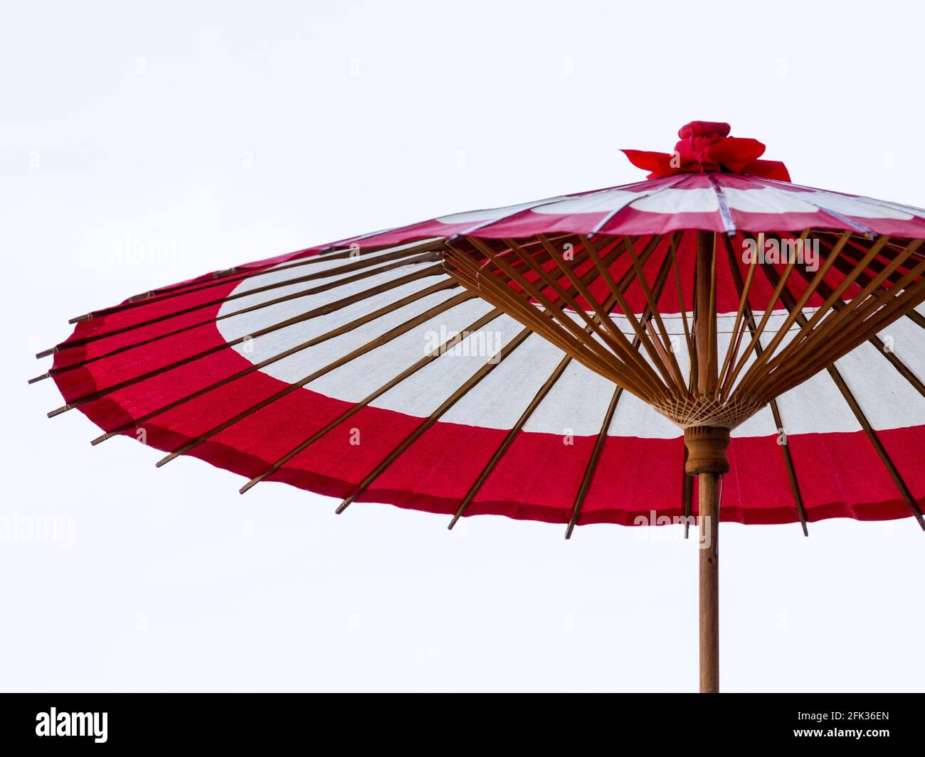 Ombrello tradizionale giapponese in legno di carta rossa e bianca Foto Stock Ombrello tradizionale giapponese in legno di carta rossa e bianca Foto Stock