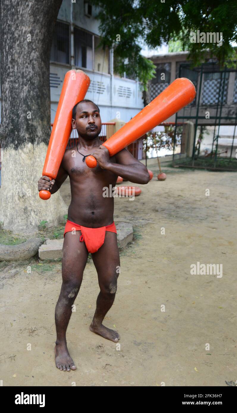 Un pehlwan indiano che si esercita con i club indiani a Varansai, Uttar Pradesh, i ndia. Foto Stock