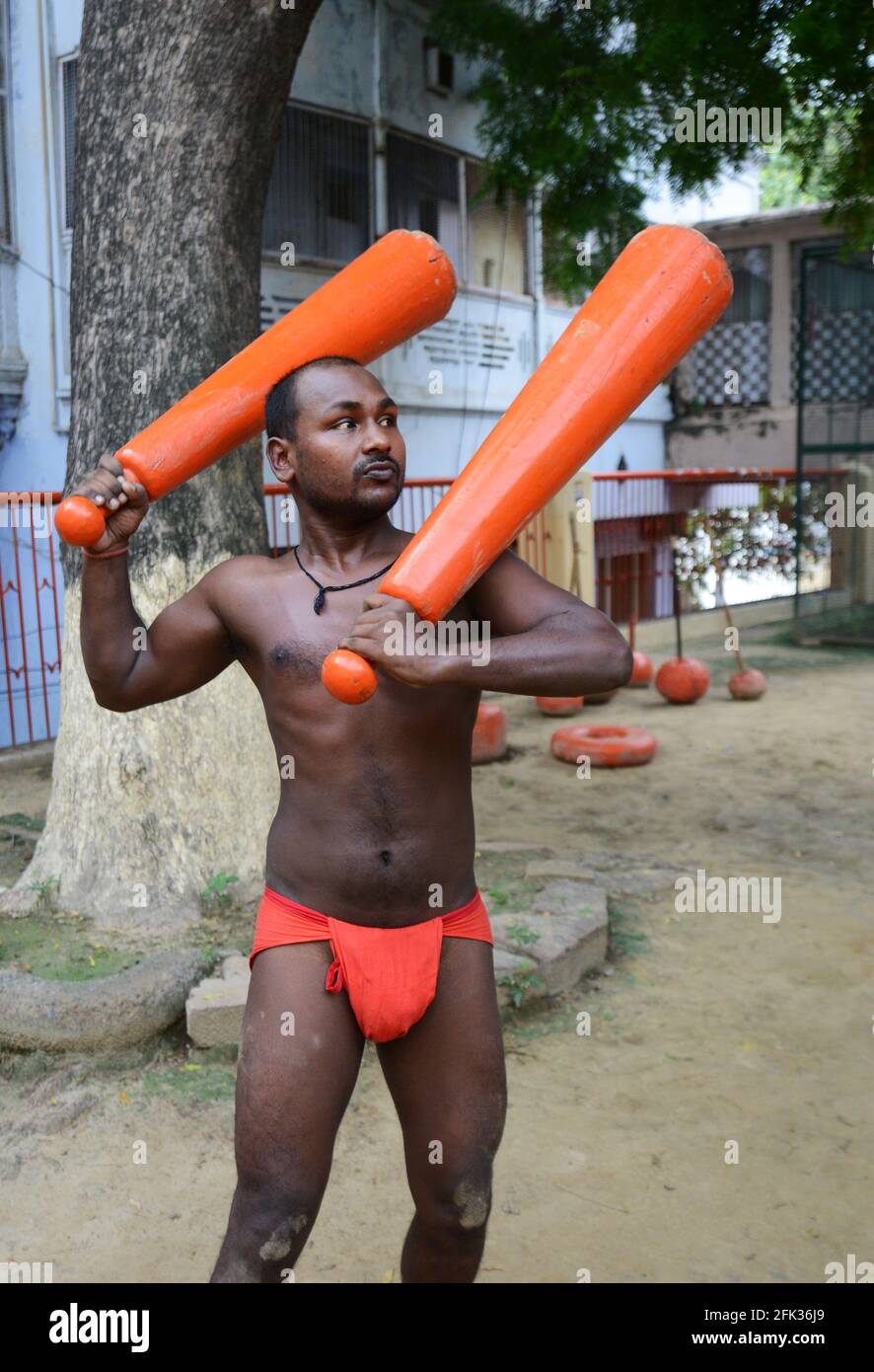 Un pehlwan indiano che si esercita con i club indiani a Varansai, Uttar Pradesh, i ndia. Foto Stock