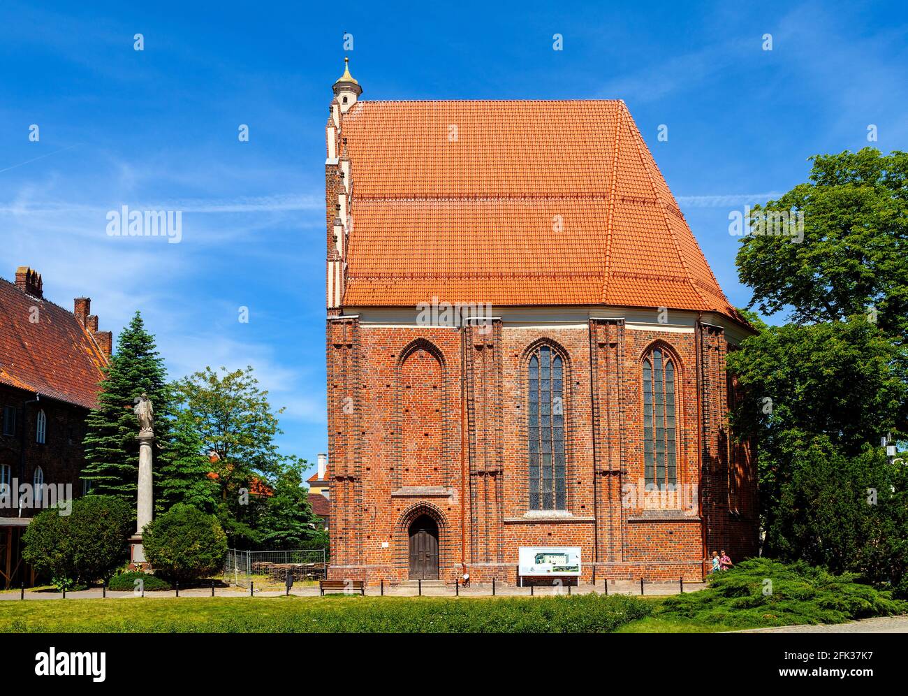 Poznan, Polonia - 6 giugno 2015: Chiesa della Vergine Maria più Santa sulla storica isola di Ostrow Tumski, sul fiume Cibina Foto Stock