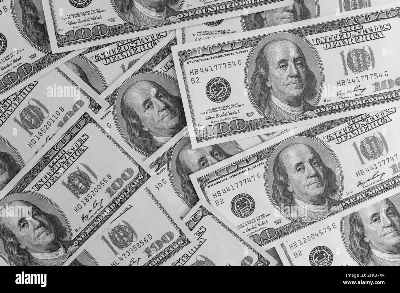 Denaro contante in un mucchio di grandi dimensioni come sfondo finanziario. Primo piano sul denaro della carta. Vista dall'alto. Foto Stock