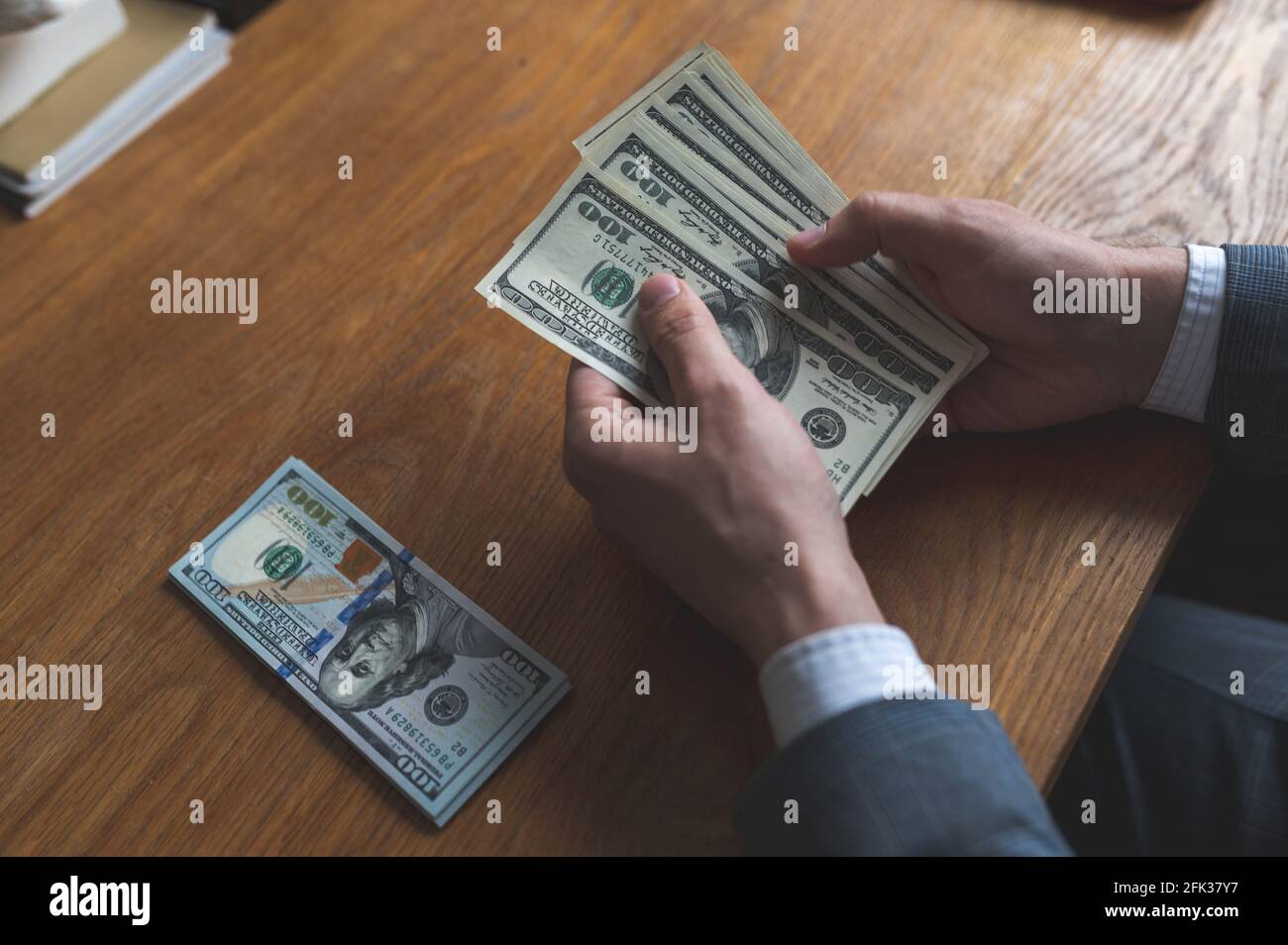 l'uomo d'affari conta i dollari. concetto di business di 100 dollari Foto Stock