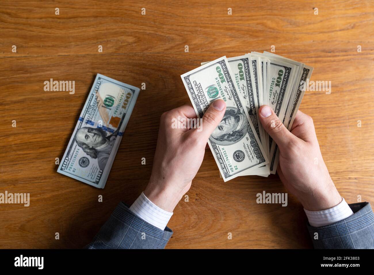 l'uomo d'affari conta i dollari. concetto di business di 100 dollari Foto Stock