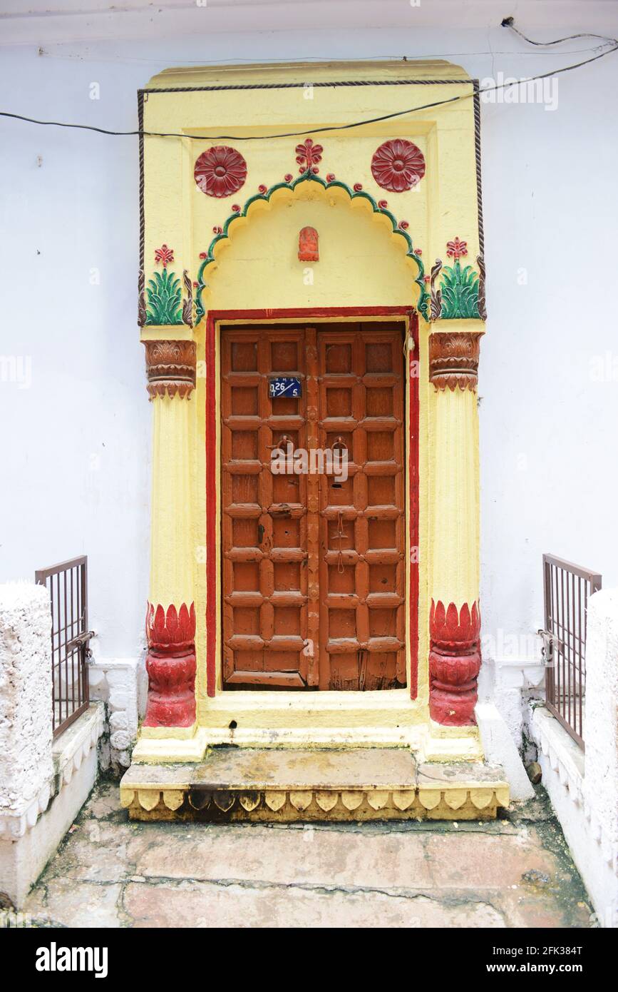 Una porta colorata di una vecchia casa a Varanasi, India. Foto Stock