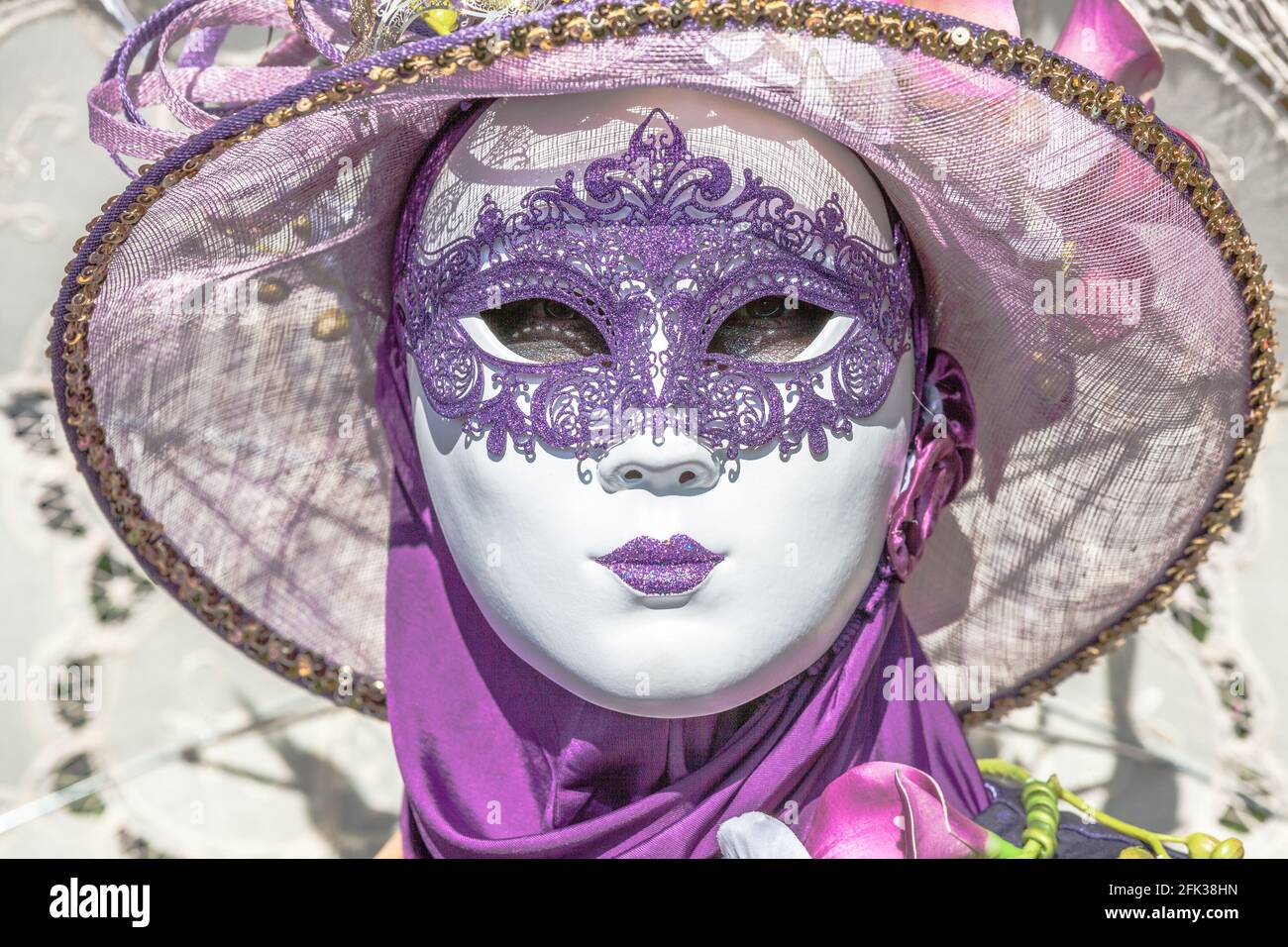Maschera veneziana con pizzo viola Foto Stock