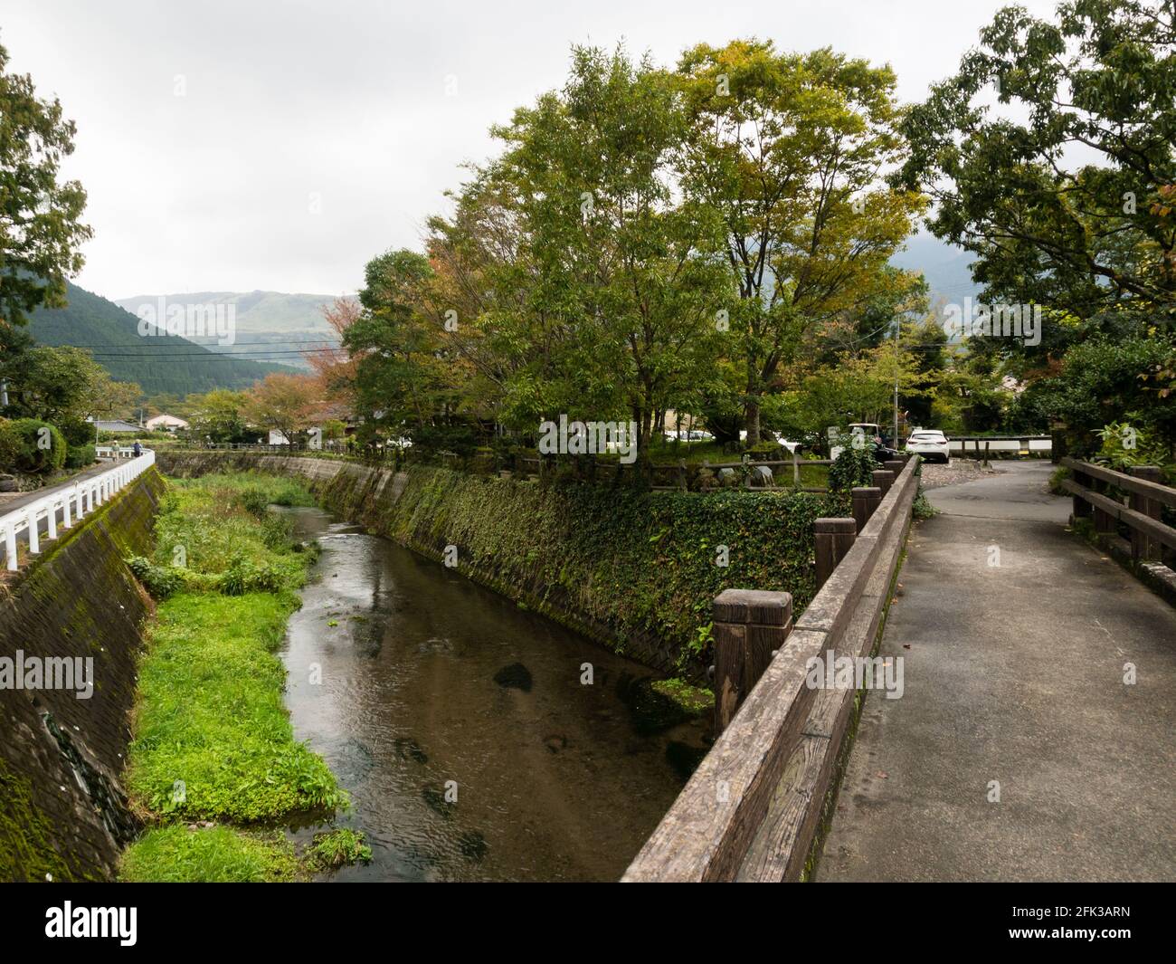 Affascinante strada lungo il fiume a Yufuin, una famosa località termale nella prefettura di Oita, Giappone Foto Stock