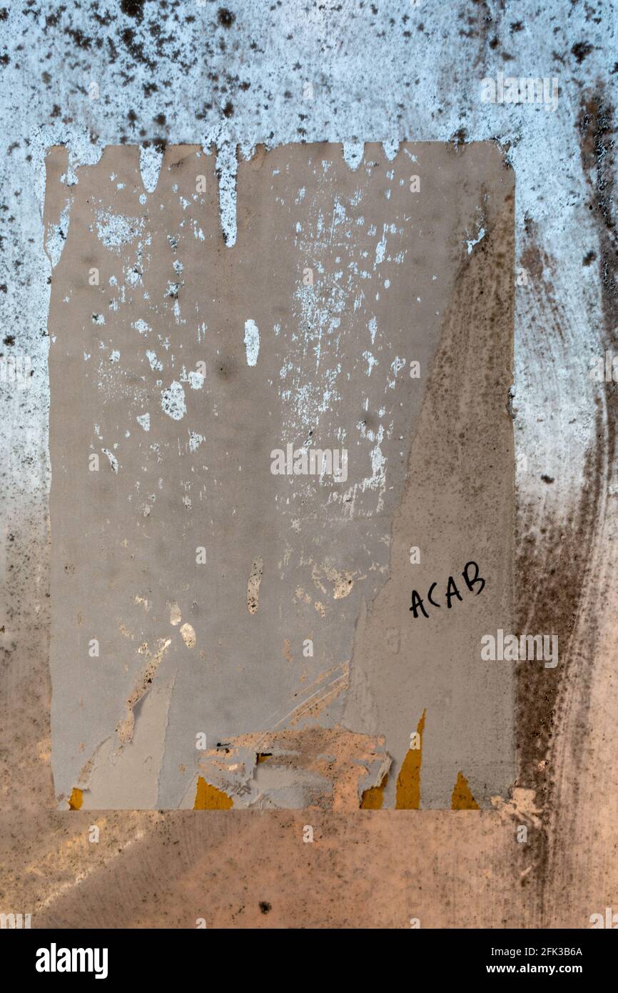 Un poster è stato rimosso da una finestra ma sul residuo qualcuno ha scritto, con una sharpie, ACAB. Cambridge, Regno Unito. Foto Stock