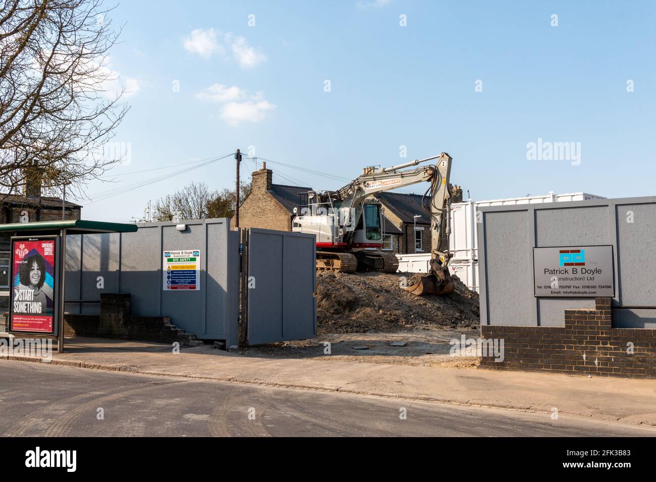 Un digger si trova su un mucchio di sporcizia in un cantiere appena fuori Mill Road a Cambridge. Foto Stock
