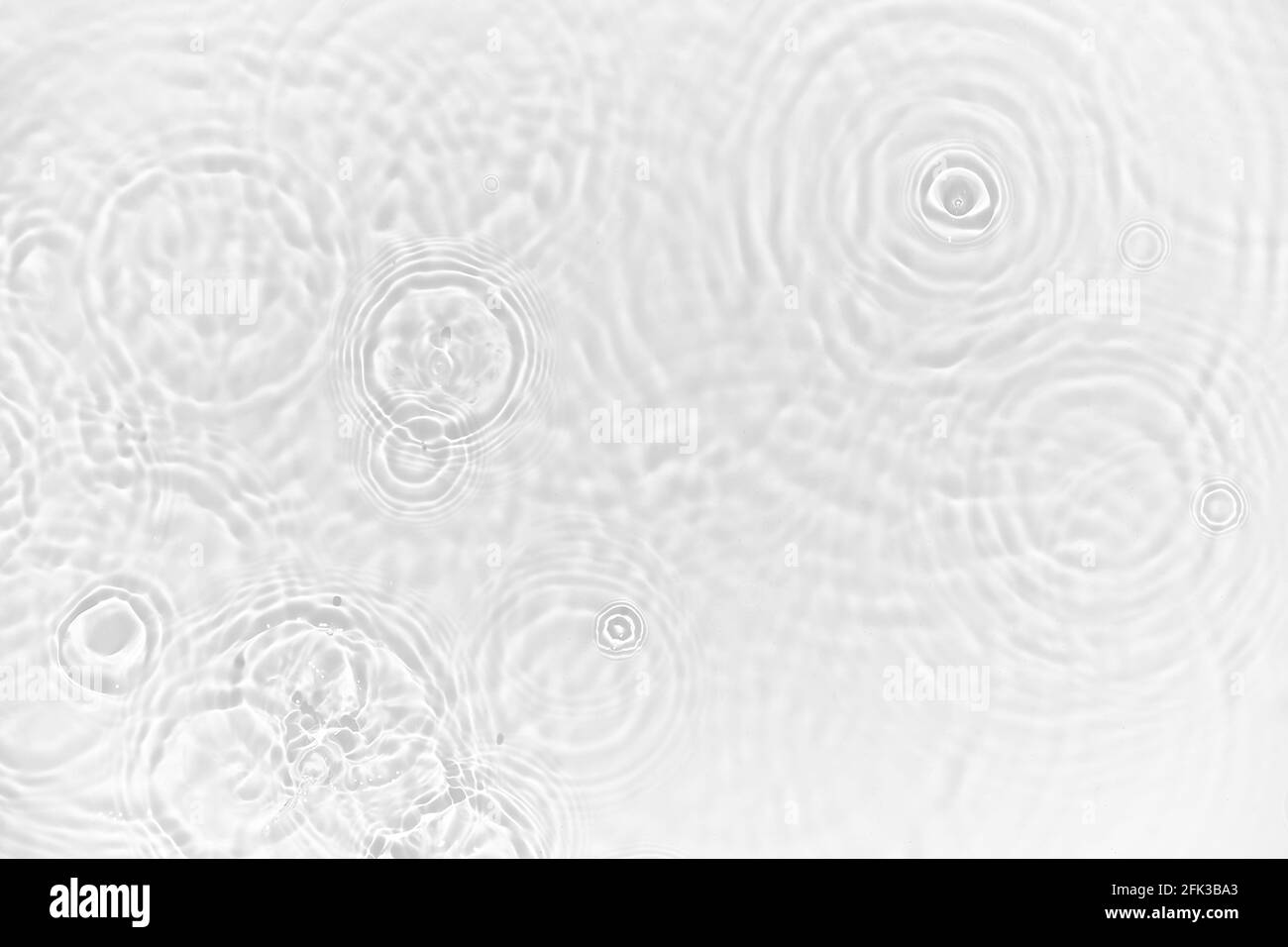 Sfondo dell'acqua. Consistenza in acqua bianca, superficie in acqua alla menta blu con anelli e increspature. Concetto di spa. Disposizione piatta, vista dall'alto, spazio per la copia, copia Foto Stock