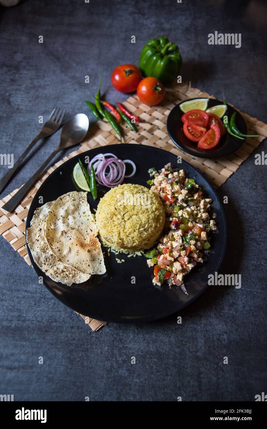 Vista dall'alto degli ingredienti del pranzo indiano con l'uso di messa a fuoco selettiva Foto Stock