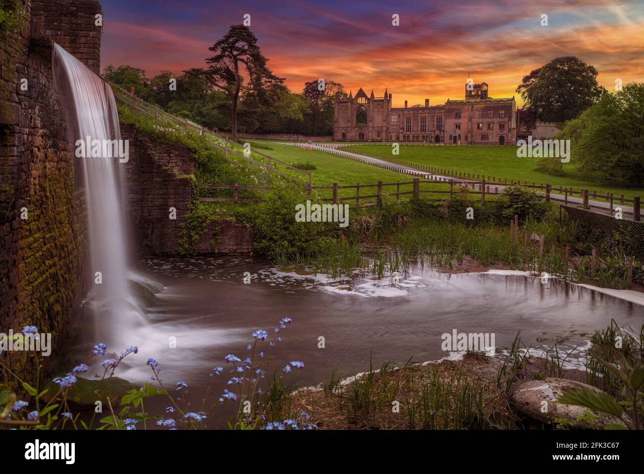 Newstead Abbey nel Nottinghamshire all'alba. Foto Stock