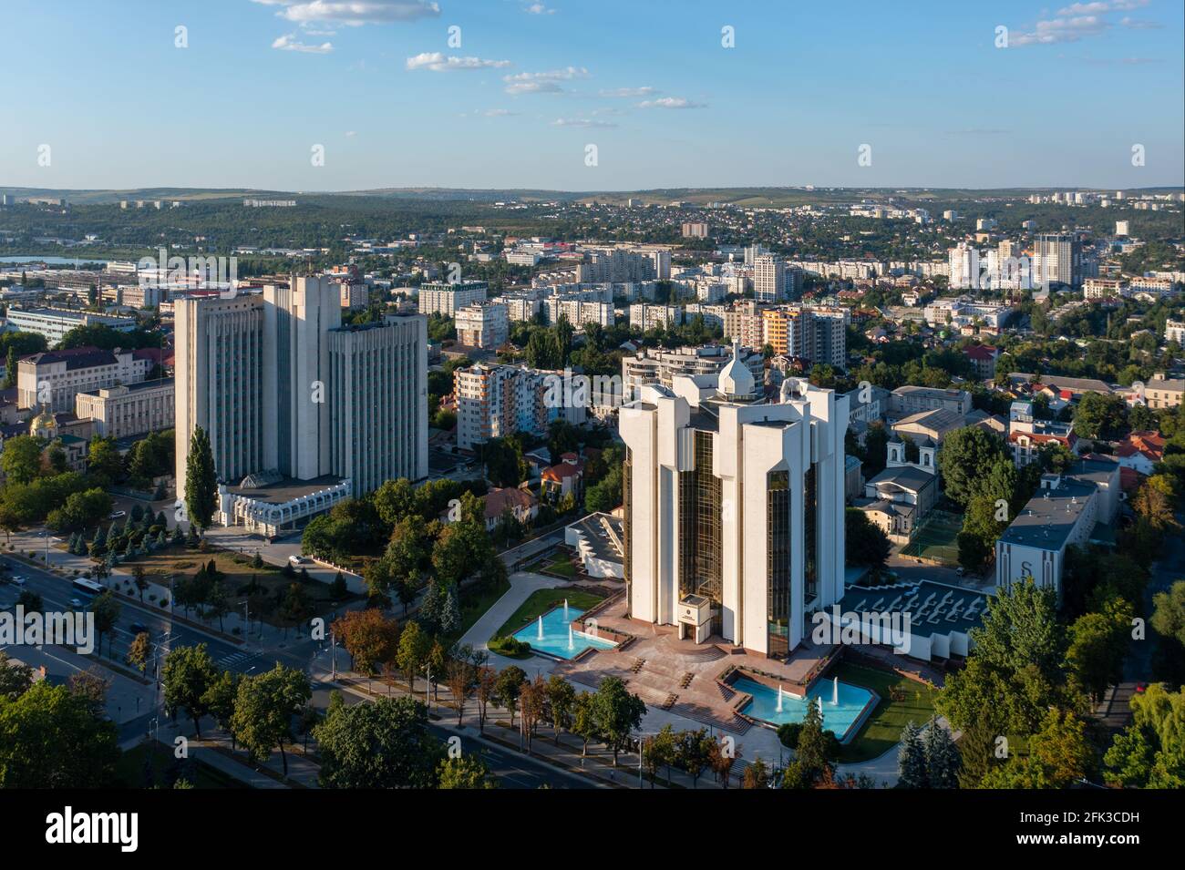 Vista aerea del drone del palazzo della Presidenza con all'alba a chisinau con cielo blu, Moldavia Foto Stock