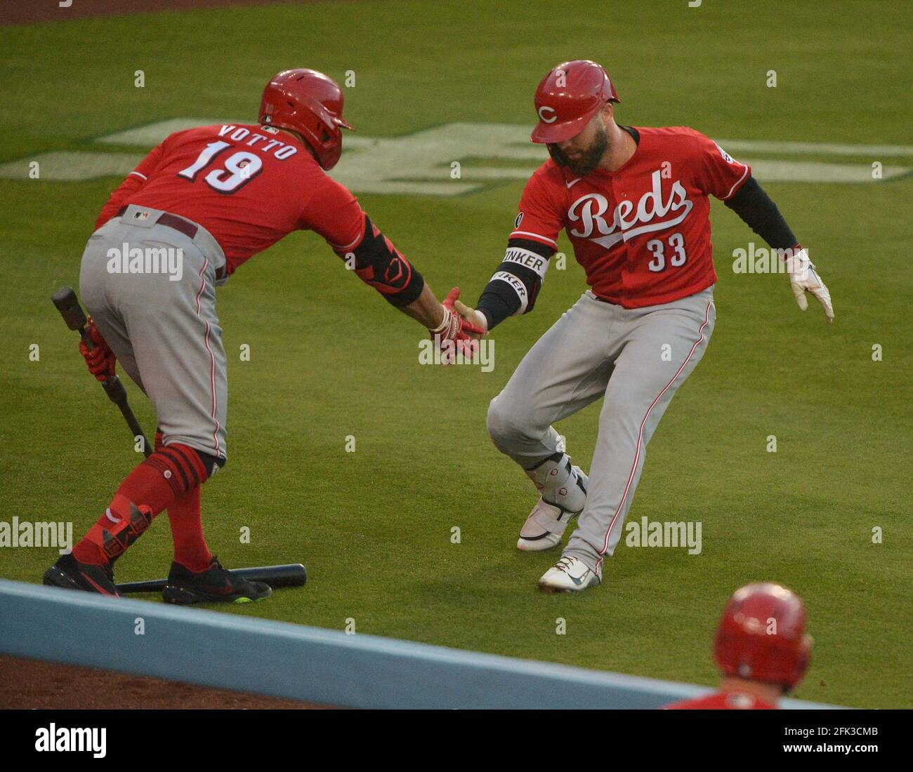 Los Angeles, Stati Uniti. 28 Apr 2021. Jesse Winker di Cincinnati Reds (33) festeggia con il compagno di squadra Joey Votto (19) dopo aver colpito una corsa in casa solista al largo del lanciatore di Los Angeles Dodgers Walker Buehler nel primo inning al Dodger Stadium di Los Angeles martedì 27 aprile 2021. I Reds sconfissero i Dodgers 6-5. Foto di Jim Ruymen/UPI Credit: UPI/Alamy Live News Foto Stock