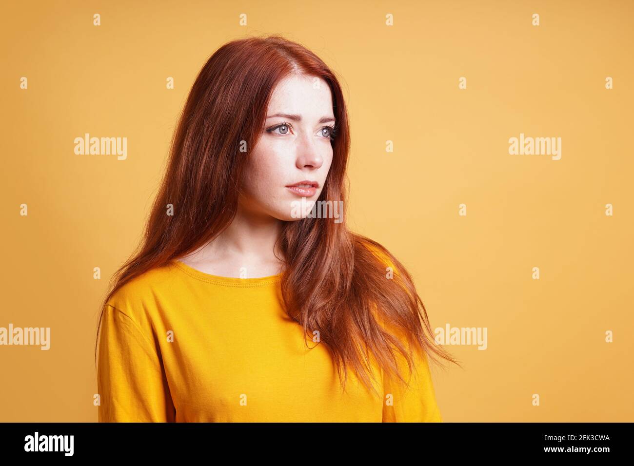 giovane donna con espressione vuota che contempla il pensiero Foto Stock