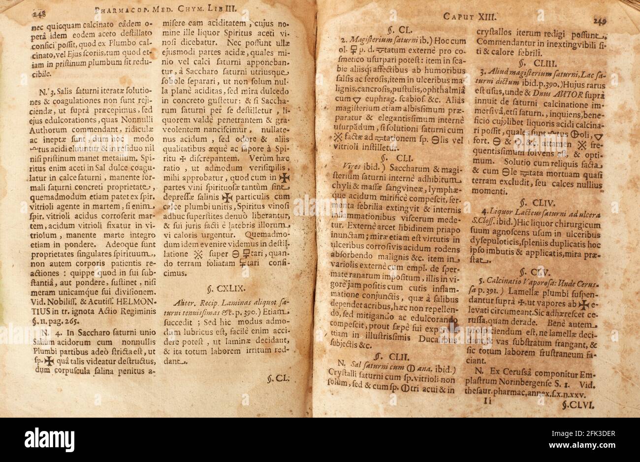 Vecchie pagine di libro con sfondo di texture di scritti latini Foto Stock