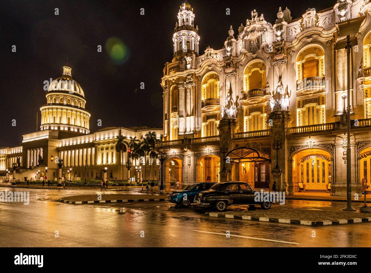 Foto notturna dello storico Hotel Inglaterra vicino al Central Park di l'Avana, Cuba Foto Stock