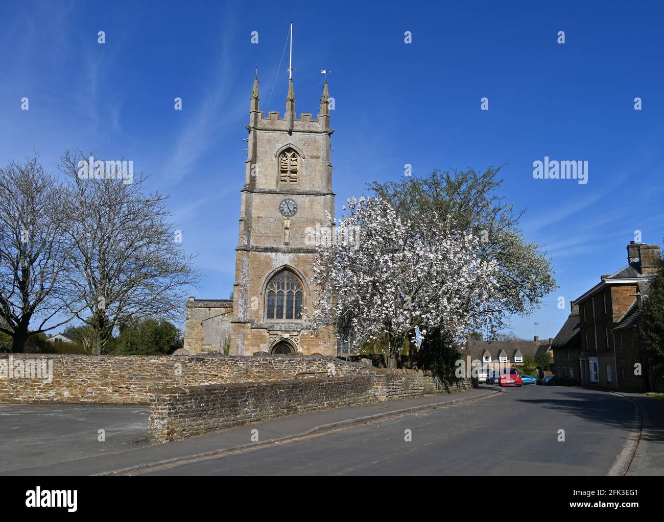 Chiesa di San Pietro nel villaggio nord dell'Oxfordshire di Hook Norton Foto Stock