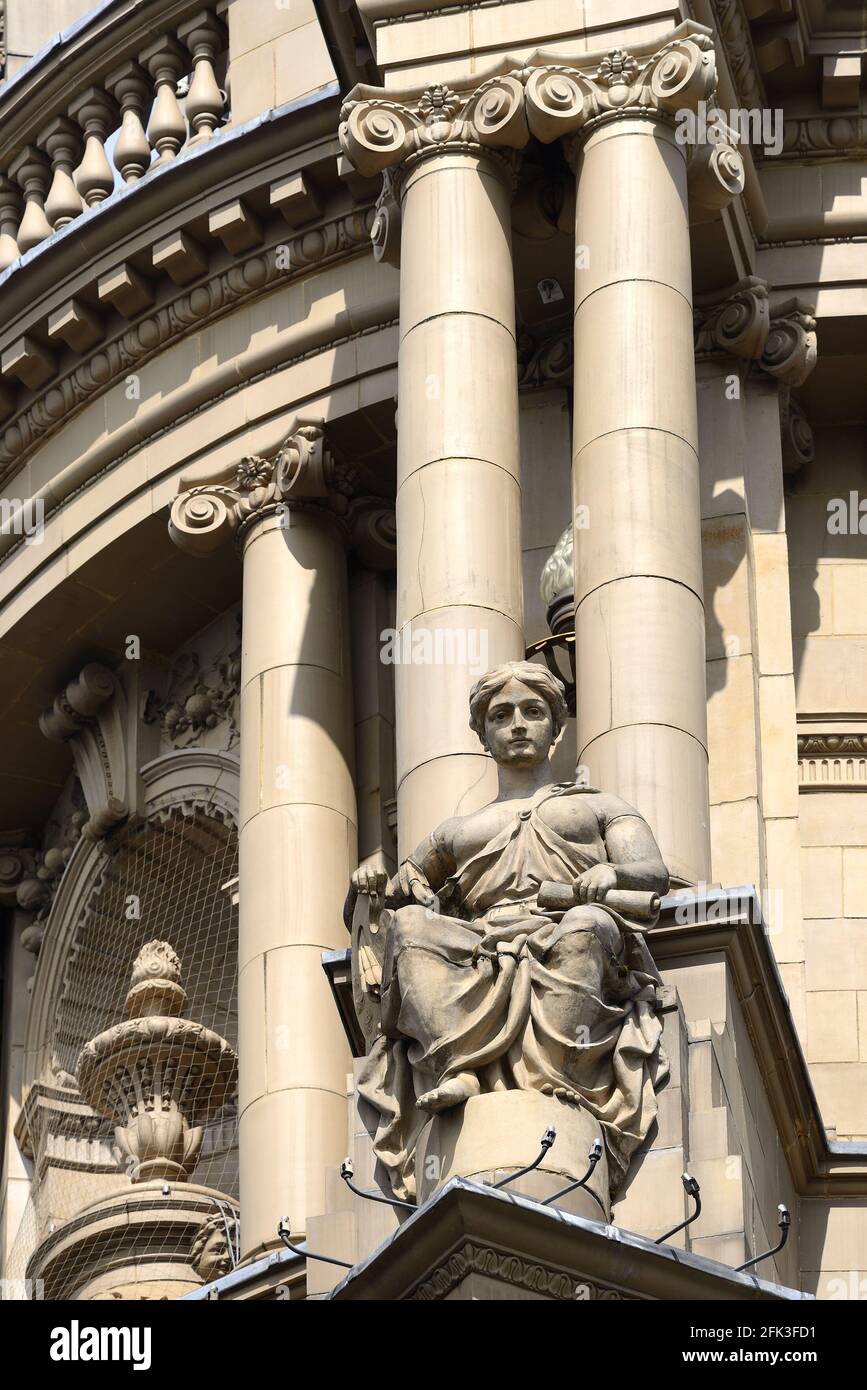 Londra, Inghilterra, Regno Unito. London Coliseum Theatre a Covent Garden. Dettaglio sul tetto: Statua che tiene la tavolozza dell'artista Foto Stock