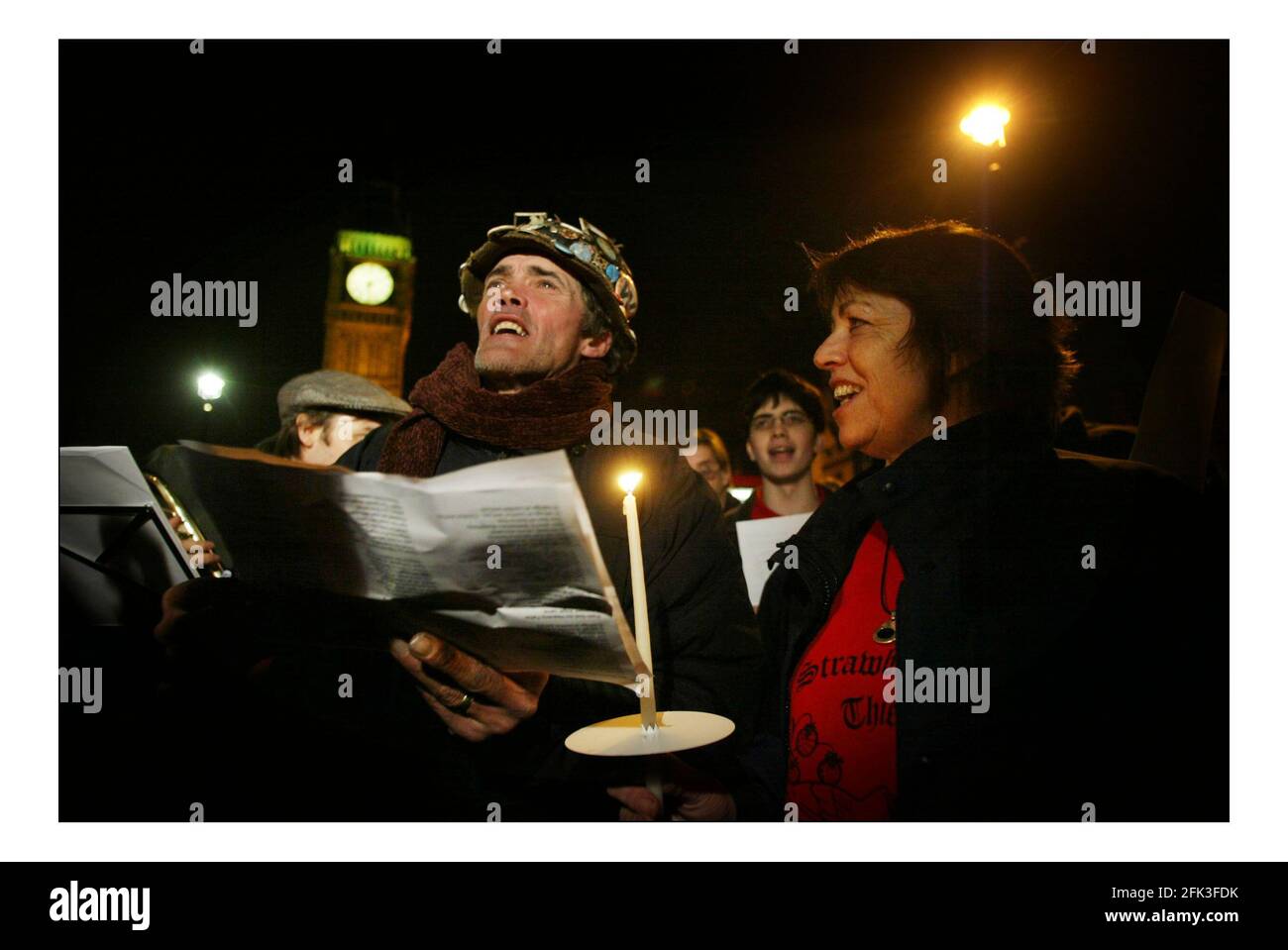 Guerra contro l'Iraq Caroli con dimostrazione a lume di candela tenuto su piazza del parlamento con Brian Haw che si unisce in.pic David Sandison 21/12/2005 Foto Stock