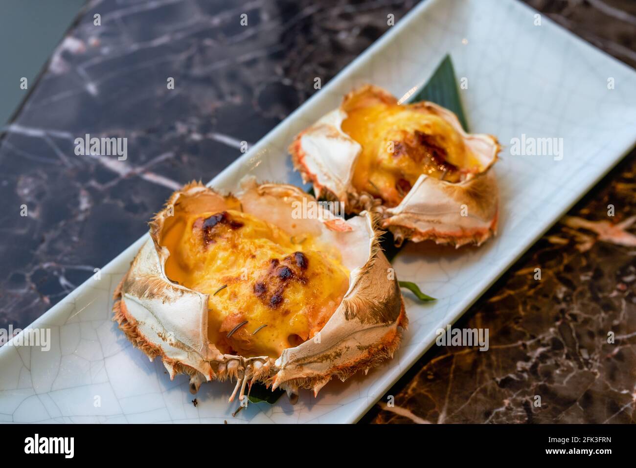 Un delizioso piatto giapponese, granchio alla griglia con formaggio Foto  stock - Alamy
