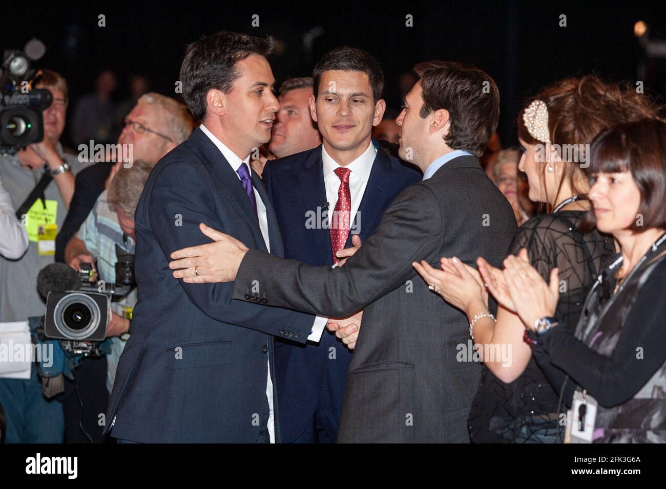 Ed Miliband vince la leadership laburista dopo aver battuto per poco il fratello David in un drammatico voto di scoglio prima della conferenza del partito, Manchester, Regno Unito Foto Stock