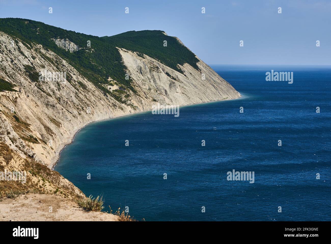 Vista panoramica sulla costa del mare. Sulla baia di sinistra, sulla destra il mare. Mar Nero, Supseh, Anapa, regione di Krasnodar, Russia. Foto Stock