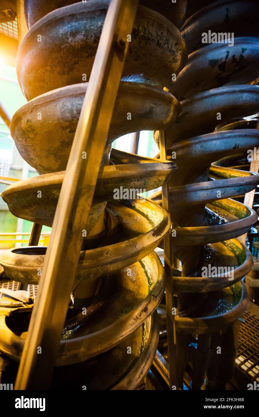 Estrazione e lavorazione del minerale d'oro. Impianto di concentrazione. Concentratore scivolo a spirale per gravità. Primo piano del separatore a spirale in stagno. Foto Stock