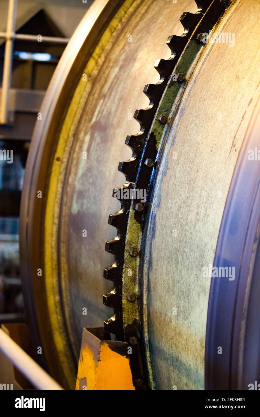 Primo piano dei denti degli ingranaggi del mulino a sfere (tritatutto per ravvivare). Concentrazione di minerale d'oro (raffinazione) nell'officina di impianti di estrazione e lavorazione. Foto Stock
