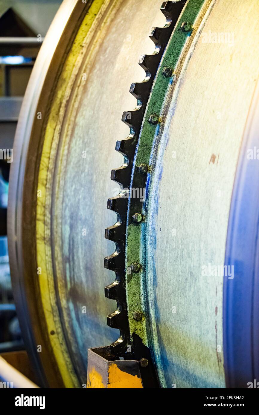 Primo piano dei denti degli ingranaggi del mulino a sfere (tritatutto per ravvivare). Concentrazione di minerale d'oro (raffinazione) nell'officina di impianti di estrazione e lavorazione. Foto Stock