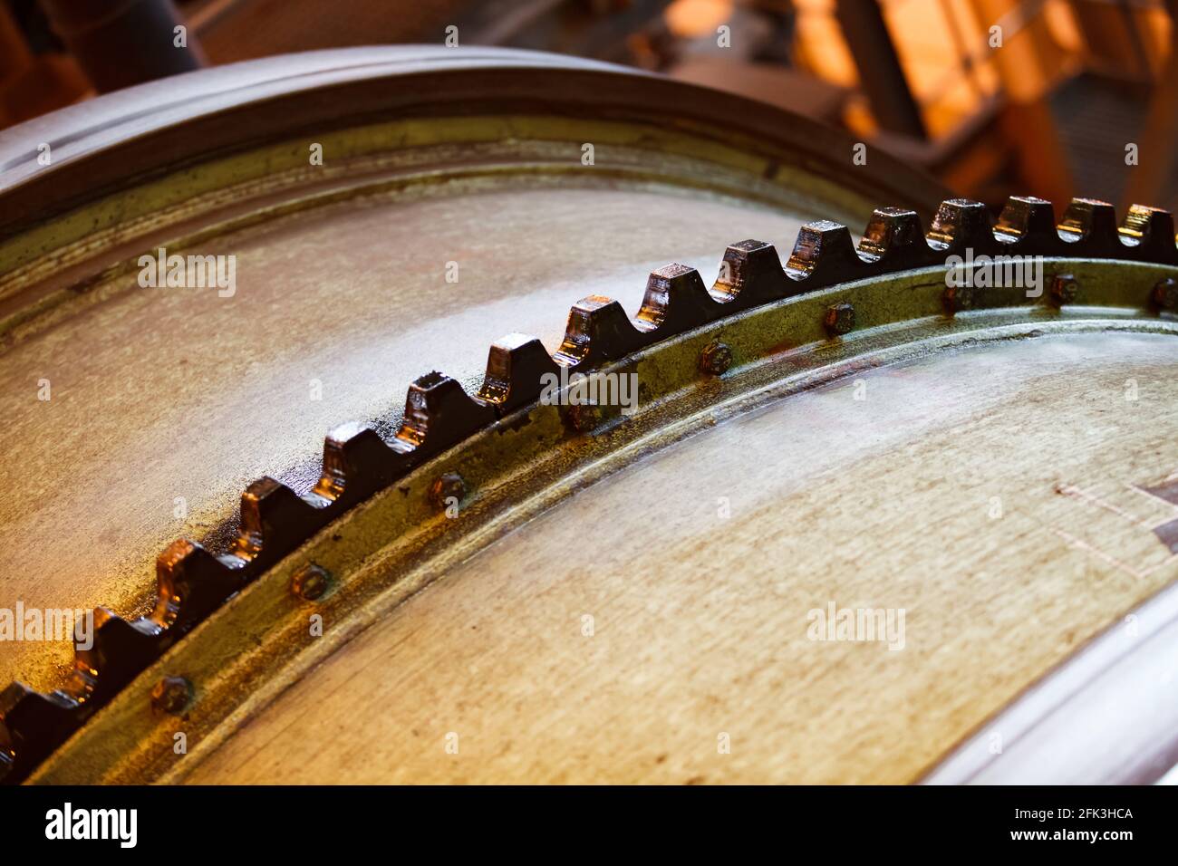 Primo piano dei denti degli ingranaggi del mulino a sfere (tritatutto per ravvivare). Concentrazione di minerale d'oro (raffinazione) nell'officina di impianti di estrazione e lavorazione. Foto Stock