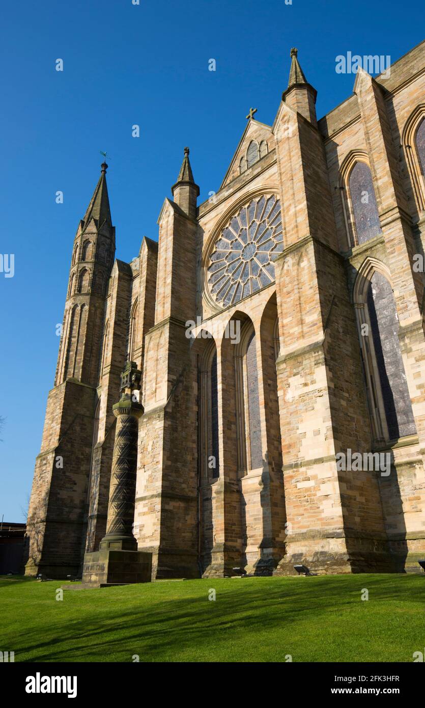 Durham, contea di Durham, Inghilterra. Vista dal basso angolo sul prato, sul lato est della cattedrale di Durham. Foto Stock