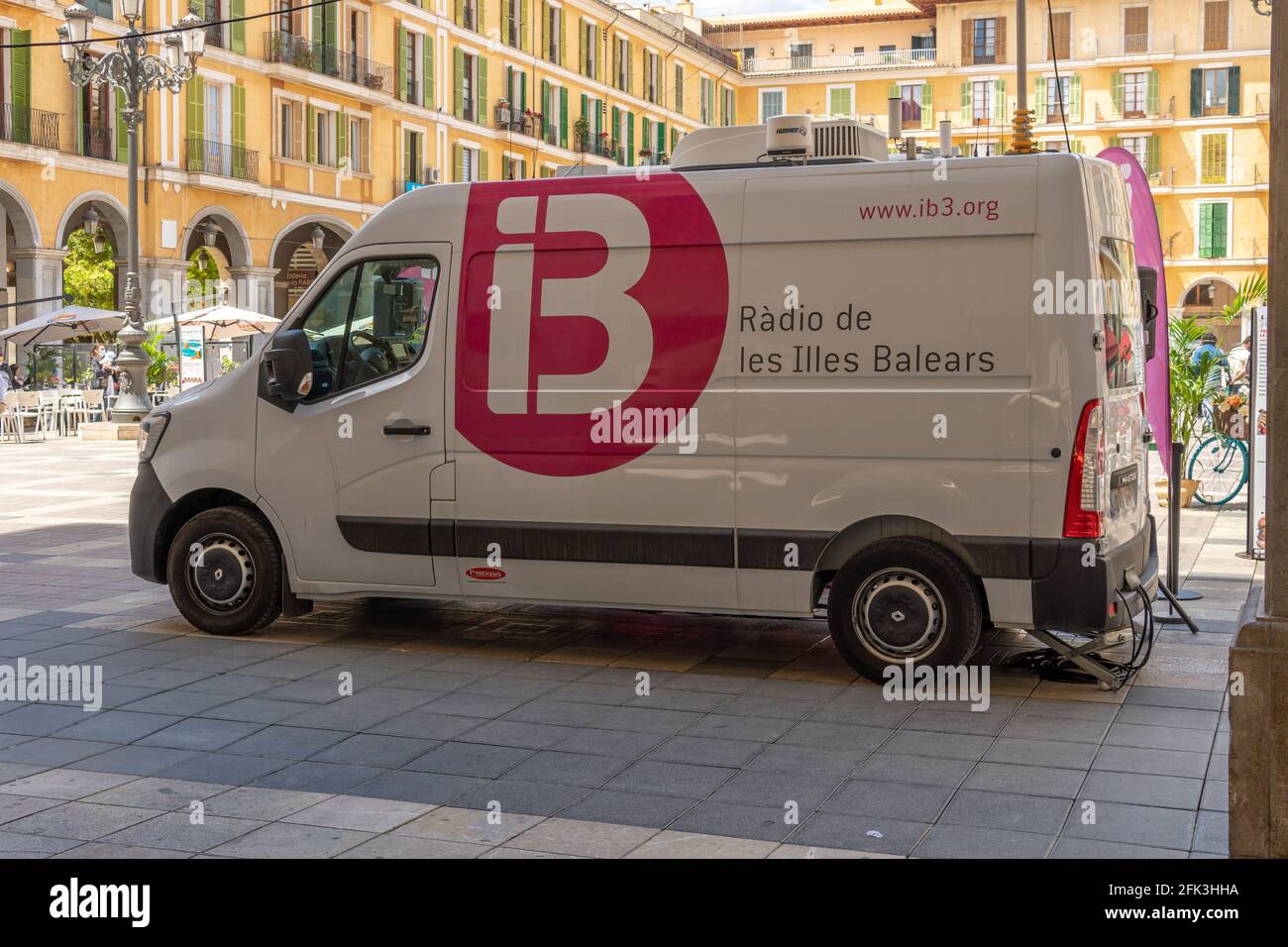 Palma de Mallorca, Spagna; aprile 23 2021: Unità mobile delle Isole Baleari radio e televisione, IB3. I lavoratori che indossano maschere facciali grazie al Coronavi Foto Stock
